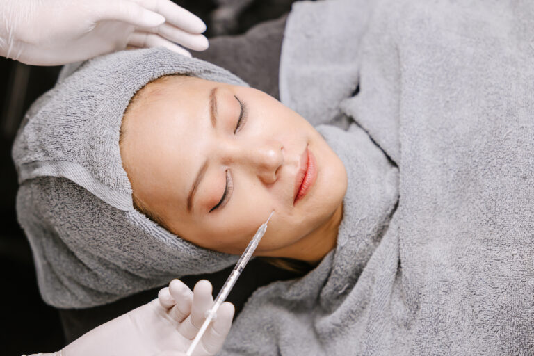 Mezoterapia igłowa czy peeling chemiczny – jak wybrać pierwszy zabieg anti-aging